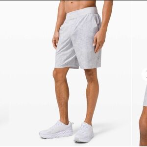 Lululemon T.H.E. Short 9" *Linerless
Gravel Dust Alpine White Multi